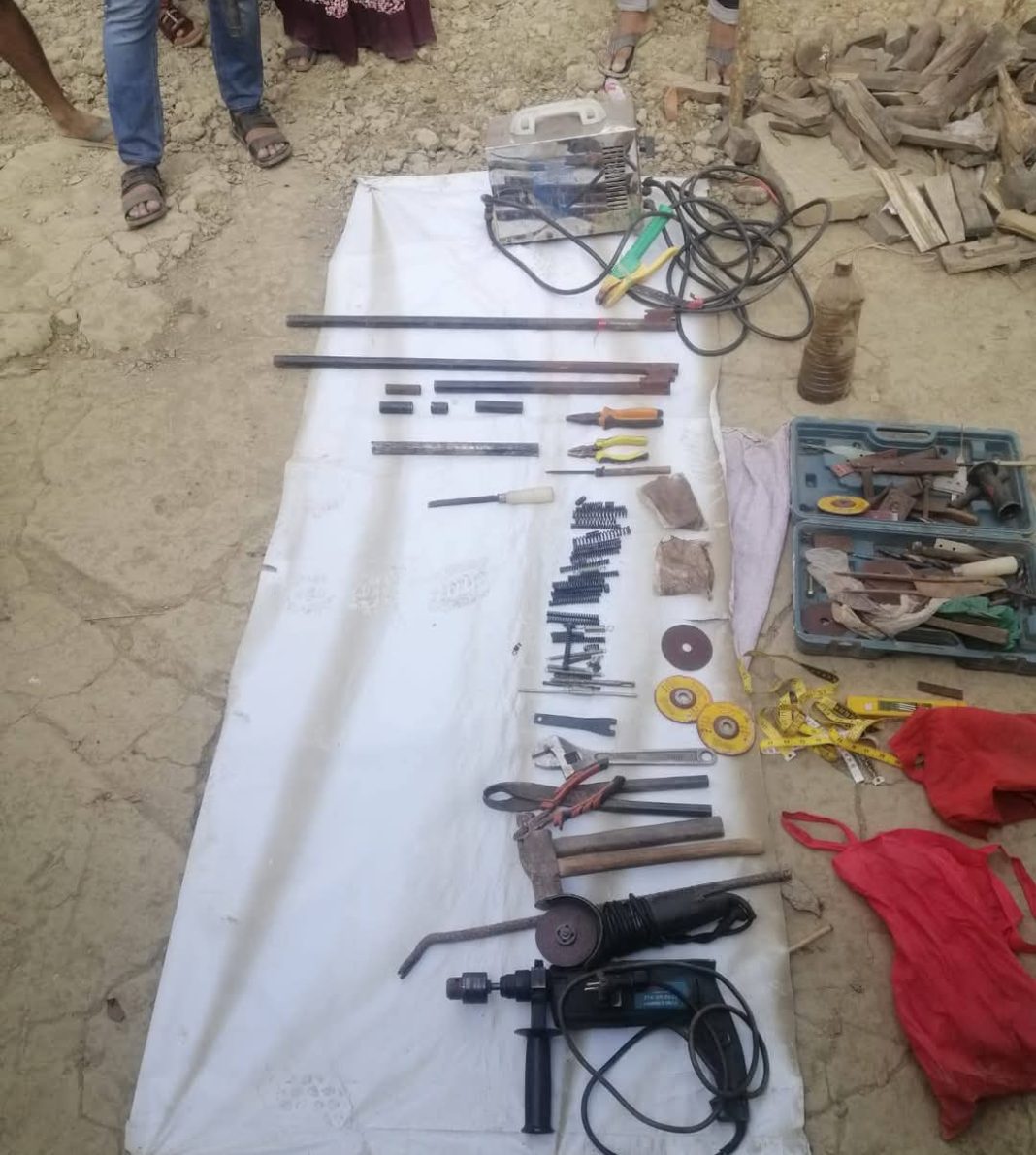 পেকুয়ায় যৌথ বাহিনীর অভিযানে অস্ত্র তৈরির সরঞ্জাম উদ্ধার