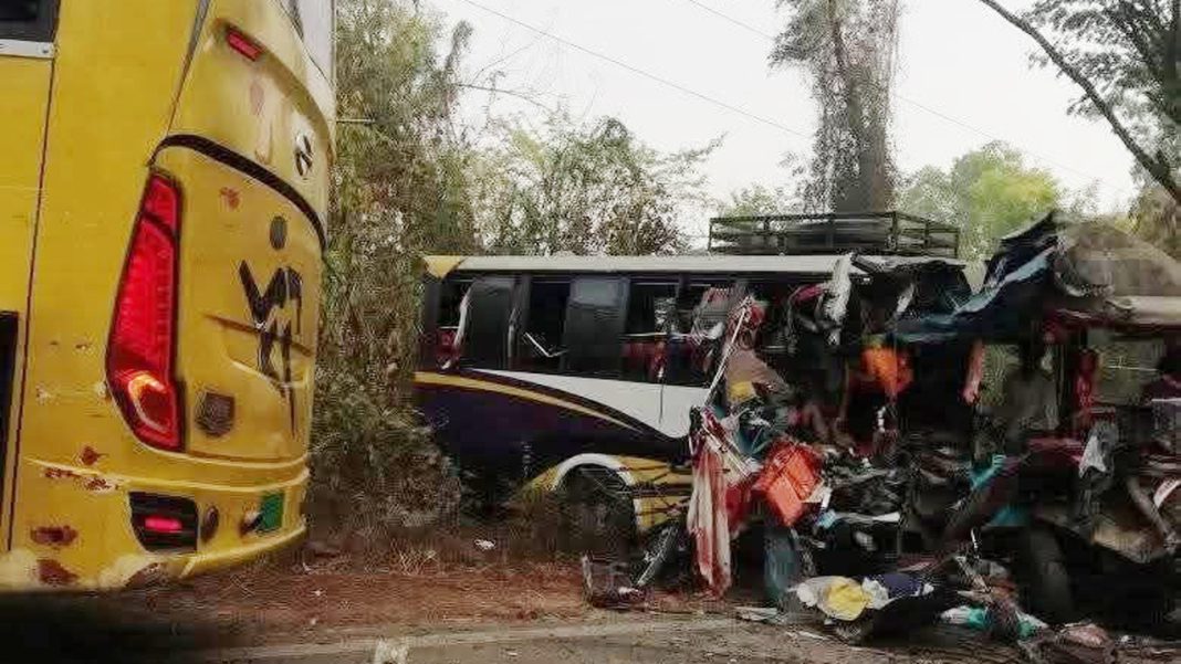 চট্টগ্রাম-কক্সবাজার মহাসড়কে প্রাণ গেল ৫ জনের চট্টগ্রাম-কক্সবাজার মহাসড়কে প্রাণ গেল ৫ জনের