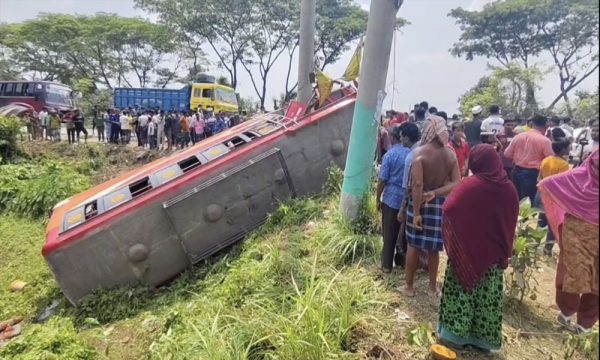 ফরিদপুরে যাত্রীবাহী বাস খাদে পড়ার ঘটনায় নিহত ৭